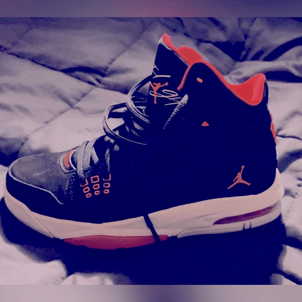 Jordans…like new, size 5Y…37.5EUR Red and black retro look❤️❤️LIKE NEW!